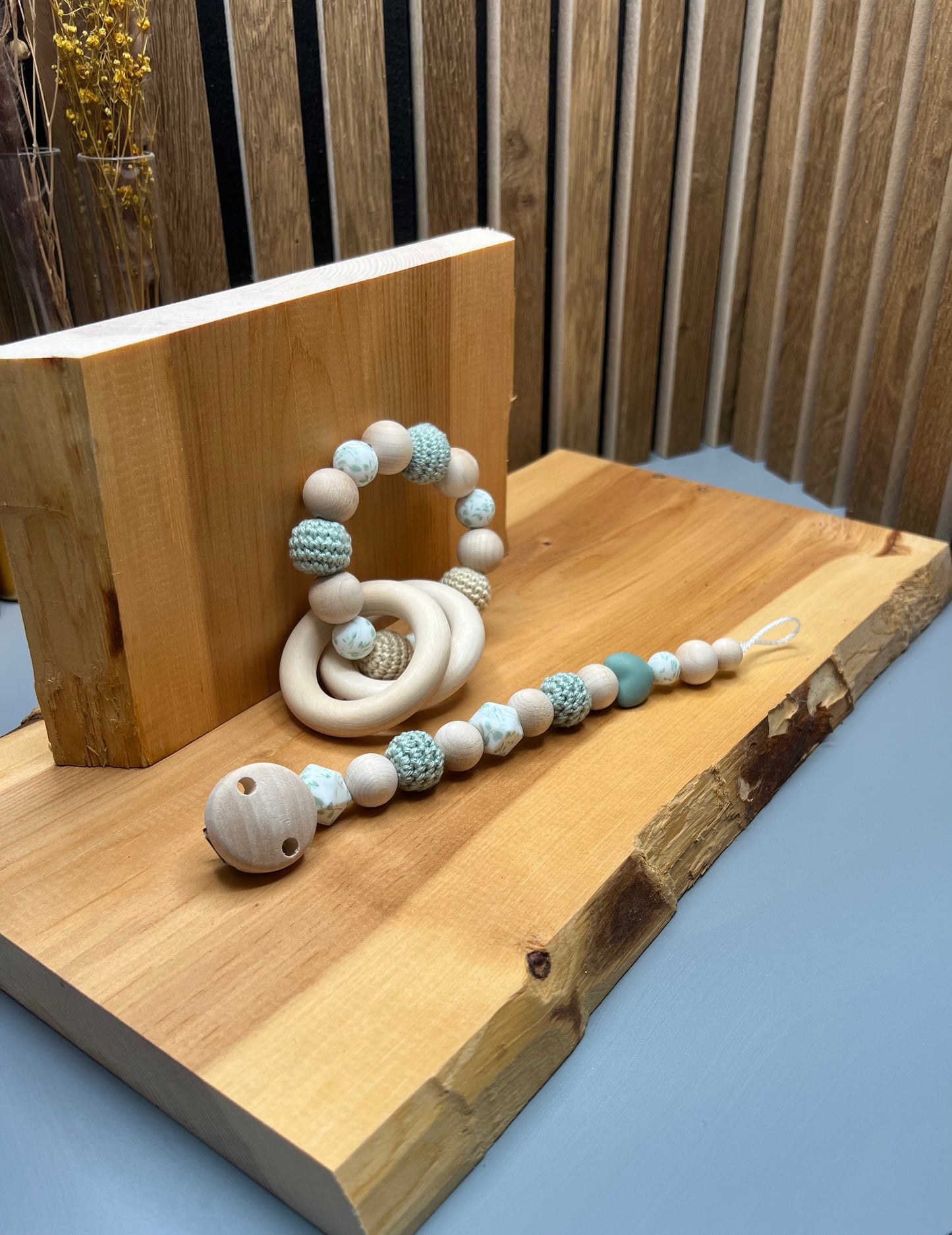 Schnullerkette und Greifling aus Holzkugeln,Häckelkugeln und Silikonkugeln , Geschenk zur Geburt , Babyshower,