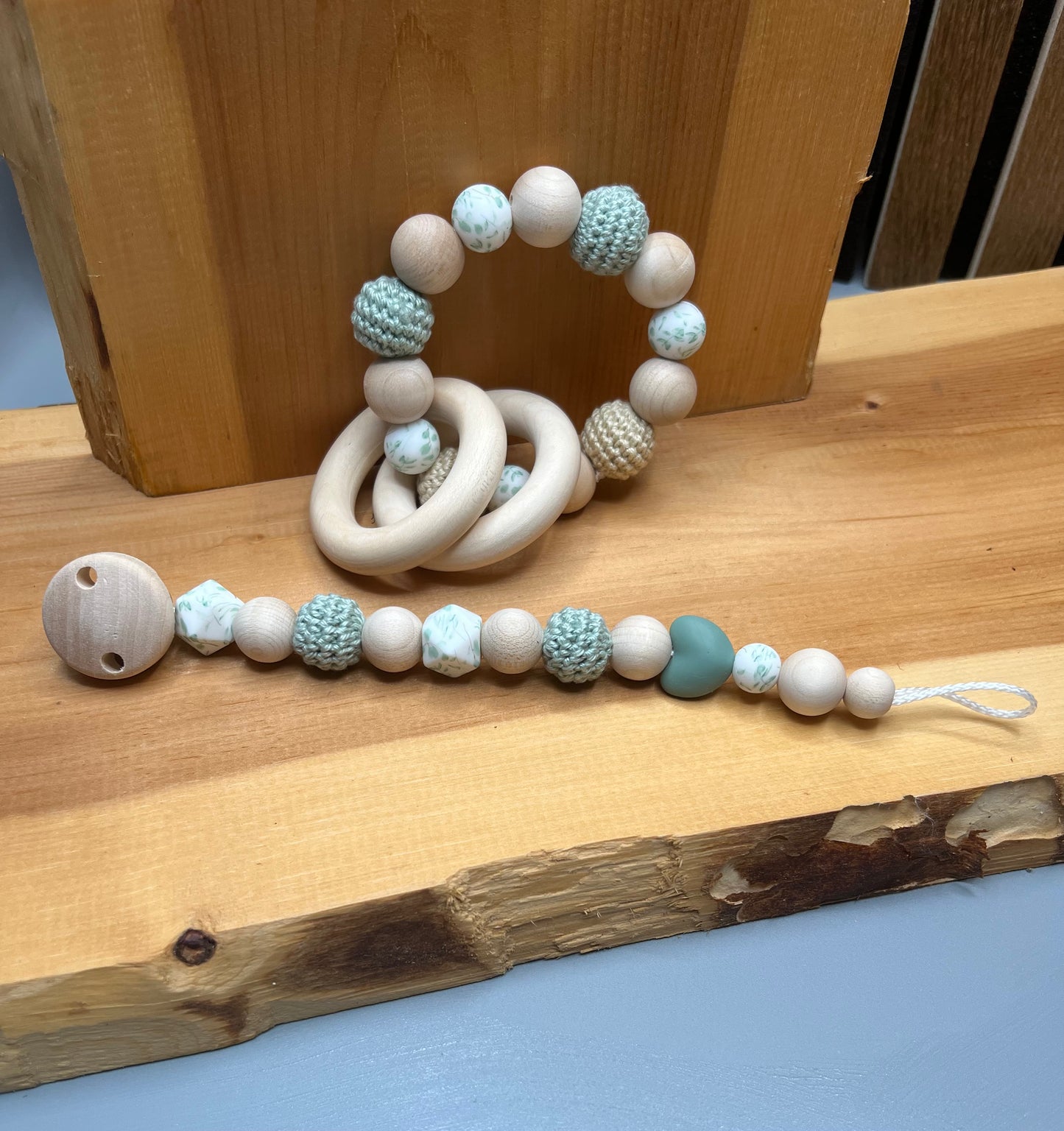 Schnullerkette und Greifling aus Holzkugeln,Häckelkugeln und Silikonkugeln , Geschenk zur Geburt , Babyshower,