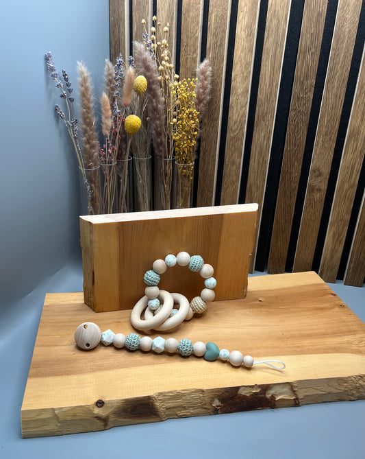 Schnullerkette und Greifling aus Holzkugeln,Häckelkugeln und Silikonkugeln , Geschenk zur Geburt , Babyshower,